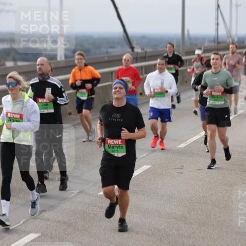 03.10.2025 - Köhlbrandbrückenlauf Jannik Wohlers http://msf.ph/oto/9152313 03.10.2025 16:00:50 Position 1 9154, 8972 meine-sportfotos.de