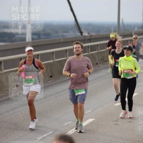 03.10.2025 - Köhlbrandbrückenlauf Jannik Wohlers http://msf.ph/oto/9152351 03.10.2025 16:00:55 Position 1 8401, 7571, 9071 meine-sportfotos.de