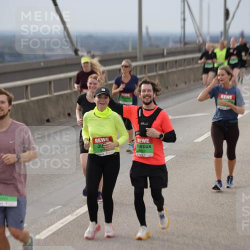 03.10.2025 - Köhlbrandbrückenlauf Jannik Wohlers http://msf.ph/oto/9152362 03.10.2025 16:00:56 Position 1 7571, 907, 9070 meine-sportfotos.de