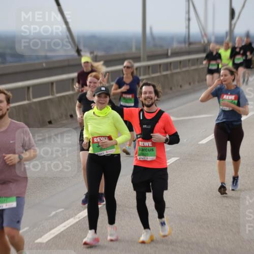 03.10.2025 - Köhlbrandbrückenlauf Jannik Wohlers http://msf.ph/oto/9152363 03.10.2025 16:00:56 Position 1 7571, 907, 9070 meine-sportfotos.de