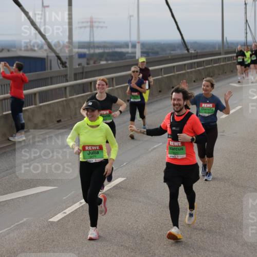 03.10.2025 - Köhlbrandbrückenlauf Jannik Wohlers http://msf.ph/oto/9152402 03.10.2025 16:00:59 Position 1 7571, 9071, 9070 meine-sportfotos.de