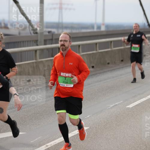 03.10.2025 - Köhlbrandbrückenlauf Jannik Wohlers http://msf.ph/oto/9152523 03.10.2025 16:01:27 Position 1 7865, 86581, 8556 meine-sportfotos.de