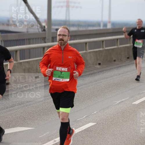 03.10.2025 - Köhlbrandbrückenlauf Jannik Wohlers http://msf.ph/oto/9152527 03.10.2025 16:01:27 Position 1 8658, 8556 meine-sportfotos.de