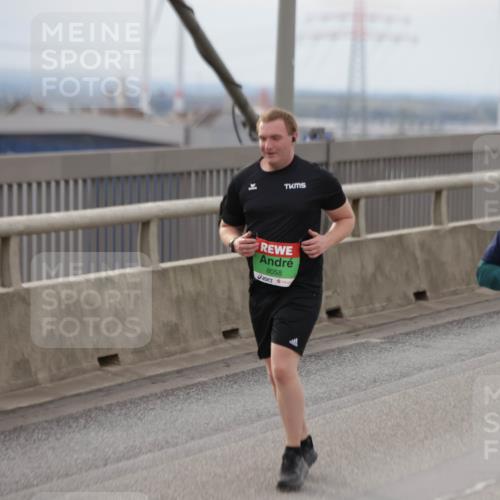 03.10.2025 - Köhlbrandbrückenlauf Jannik Wohlers http://msf.ph/oto/9152537 03.10.2025 16:01:30 Position 1 8058, 8202, 9142 meine-sportfotos.de