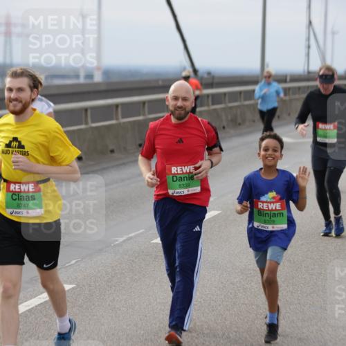 03.10.2025 - Köhlbrandbrückenlauf Jannik Wohlers http://msf.ph/oto/9152605 03.10.2025 16:01:40 Position 1 8747, 8339, 8329 meine-sportfotos.de