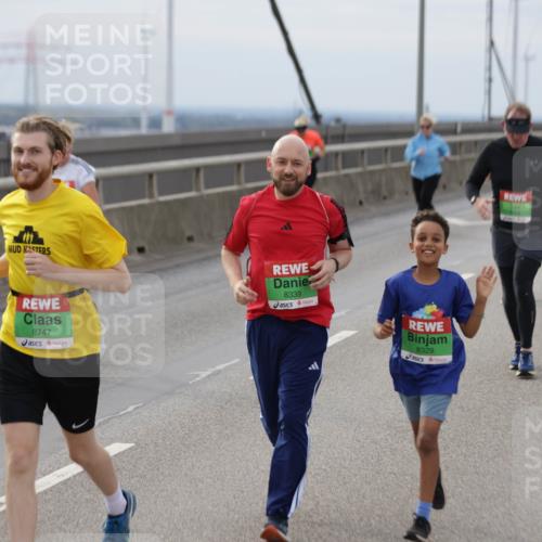03.10.2025 - Köhlbrandbrückenlauf Jannik Wohlers http://msf.ph/oto/9152606 03.10.2025 16:01:40 Position 1 8747, 8339, 8329 meine-sportfotos.de