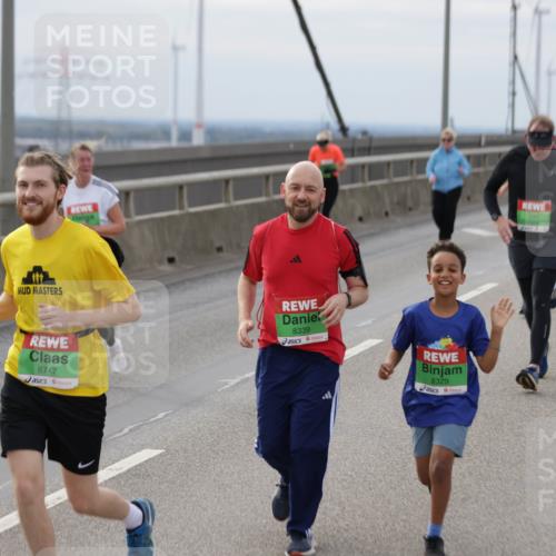 03.10.2025 - Köhlbrandbrückenlauf Jannik Wohlers http://msf.ph/oto/9152608 03.10.2025 16:01:40 Position 1 8747, 8339, 8329 meine-sportfotos.de
