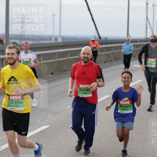 03.10.2025 - Köhlbrandbrückenlauf Jannik Wohlers http://msf.ph/oto/9152609 03.10.2025 16:01:40 Position 1 8747, 8339, 8329 meine-sportfotos.de