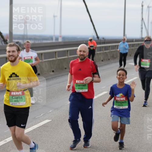 03.10.2025 - Köhlbrandbrückenlauf Jannik Wohlers http://msf.ph/oto/9152610 03.10.2025 16:01:40 Position 1 8747, 8339, 8329 meine-sportfotos.de