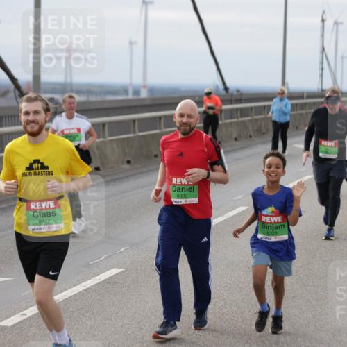 03.10.2025 - Köhlbrandbrückenlauf Jannik Wohlers http://msf.ph/oto/9152611 03.10.2025 16:01:40 Position 1 8747, 8339, 8329 meine-sportfotos.de