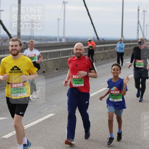 03.10.2025 - Köhlbrandbrückenlauf Jannik Wohlers http://msf.ph/oto/9152612 03.10.2025 16:01:40 Position 1 8747, 8339, 8329 meine-sportfotos.de