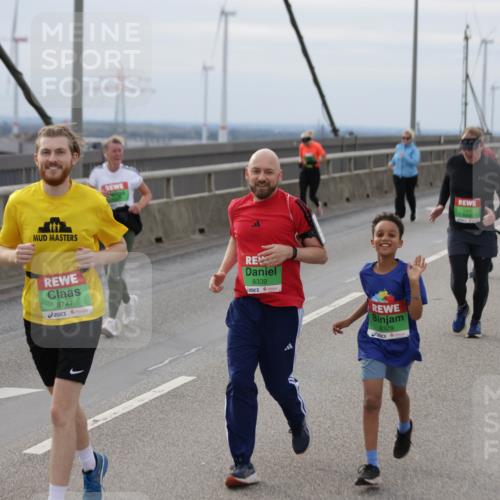 03.10.2025 - Köhlbrandbrückenlauf Jannik Wohlers http://msf.ph/oto/9152613 03.10.2025 16:01:40 Position 1 8747, 8339, 8329 meine-sportfotos.de