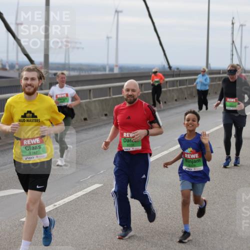 03.10.2025 - Köhlbrandbrückenlauf Jannik Wohlers http://msf.ph/oto/9152614 03.10.2025 16:01:40 Position 1 48, 8747, 8339, 8329 meine-sportfotos.de