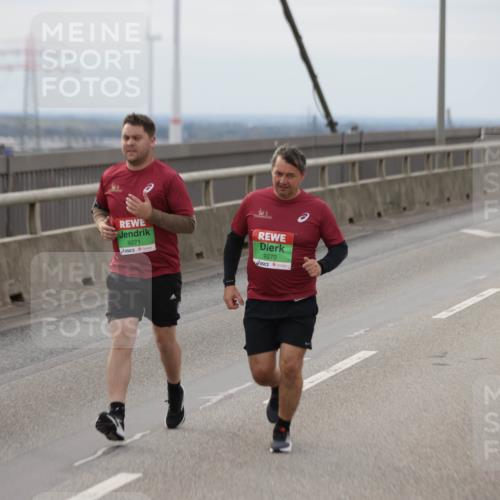 03.10.2025 - Köhlbrandbrückenlauf Jannik Wohlers http://msf.ph/oto/9152881 03.10.2025 16:02:32 Position 1 8400, 9271, 9270 meine-sportfotos.de
