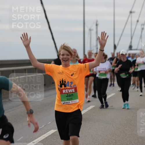03.10.2025 - Köhlbrandbrückenlauf Jannik Wohlers http://msf.ph/oto/9152968 03.10.2025 16:03:15 Position 1 42, 8316 meine-sportfotos.de