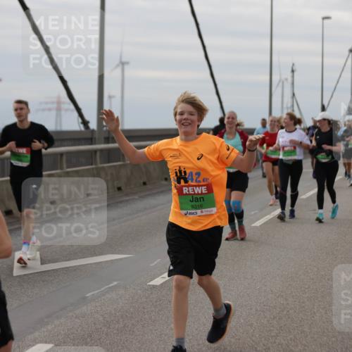 03.10.2025 - Köhlbrandbrückenlauf Jannik Wohlers http://msf.ph/oto/9152973 03.10.2025 16:03:16 Position 1 42, 8316 meine-sportfotos.de