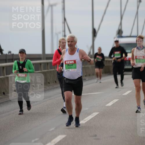 03.10.2025 - Köhlbrandbrückenlauf Jannik Wohlers http://msf.ph/oto/9153178 03.10.2025 16:03:49 Position 1 8353 meine-sportfotos.de