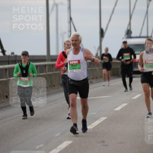 03.10.2025 - Köhlbrandbrückenlauf Jannik Wohlers http://msf.ph/oto/9153179 03.10.2025 16:03:49 Position 1 8353 meine-sportfotos.de