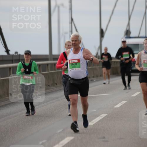 03.10.2025 - Köhlbrandbrückenlauf Jannik Wohlers http://msf.ph/oto/9153180 03.10.2025 16:03:49 Position 1 8353 meine-sportfotos.de