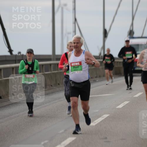 03.10.2025 - Köhlbrandbrückenlauf Jannik Wohlers http://msf.ph/oto/9153181 03.10.2025 16:03:49 Position 1 8353 meine-sportfotos.de
