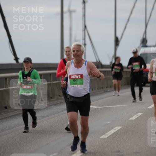 03.10.2025 - Köhlbrandbrückenlauf Jannik Wohlers http://msf.ph/oto/9153189 03.10.2025 16:03:49 Position 1 8353 meine-sportfotos.de