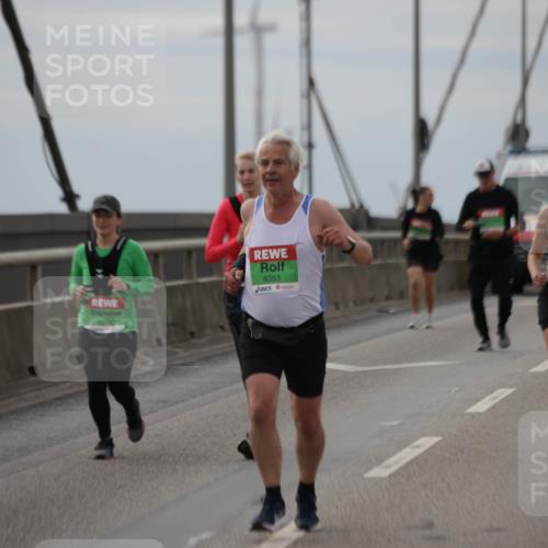 03.10.2025 - Köhlbrandbrückenlauf Jannik Wohlers http://msf.ph/oto/9153190 03.10.2025 16:03:49 Position 1 8353 meine-sportfotos.de