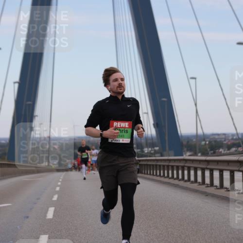 03.10.2025 - Köhlbrandbrückenlauf Jannik Wohlers http://msf.ph/oto/9153280 03.10.2025 15:19:06 Position 1 7143 meine-sportfotos.de