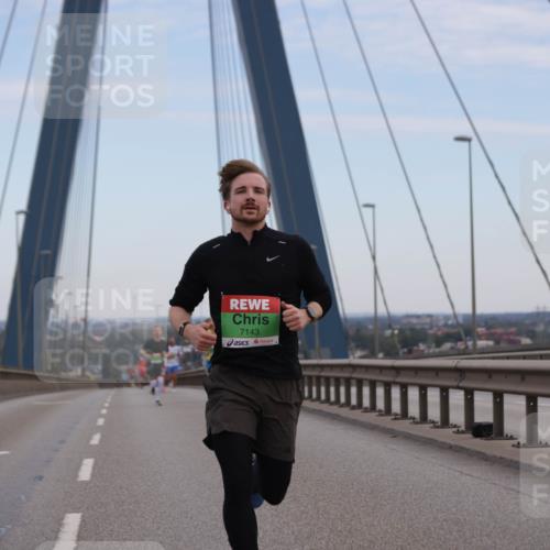 03.10.2025 - Köhlbrandbrückenlauf Jannik Wohlers http://msf.ph/oto/9153294 03.10.2025 15:19:06 Position 1 7143 meine-sportfotos.de