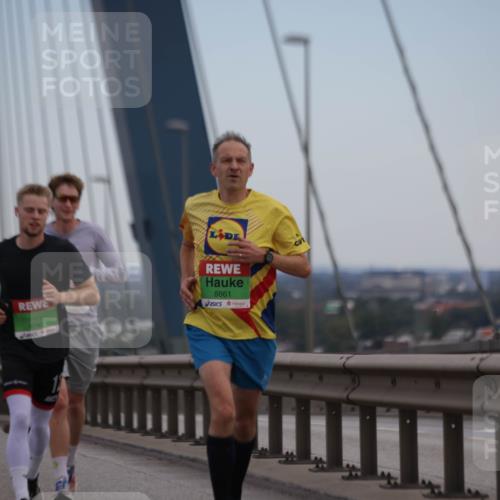 03.10.2025 - Köhlbrandbrückenlauf Jannik Wohlers http://msf.ph/oto/9153320 03.10.2025 15:19:11 Position 1 9742, 8861 meine-sportfotos.de