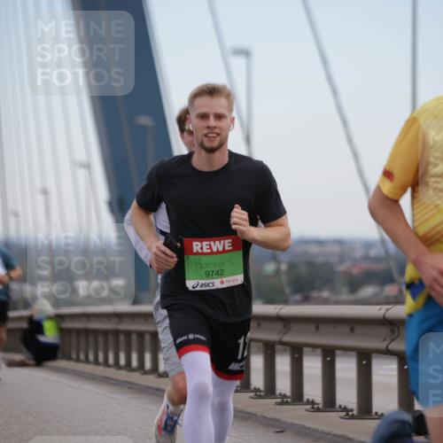 03.10.2025 - Köhlbrandbrückenlauf Jannik Wohlers http://msf.ph/oto/9153354 03.10.2025 15:19:13 Position 1 9742, 8861 meine-sportfotos.de