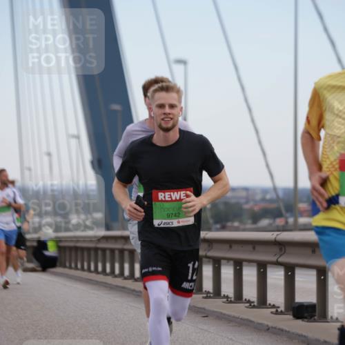 03.10.2025 - Köhlbrandbrückenlauf Jannik Wohlers http://msf.ph/oto/9153356 03.10.2025 15:19:13 Position 1 9742, 8861, 12 meine-sportfotos.de