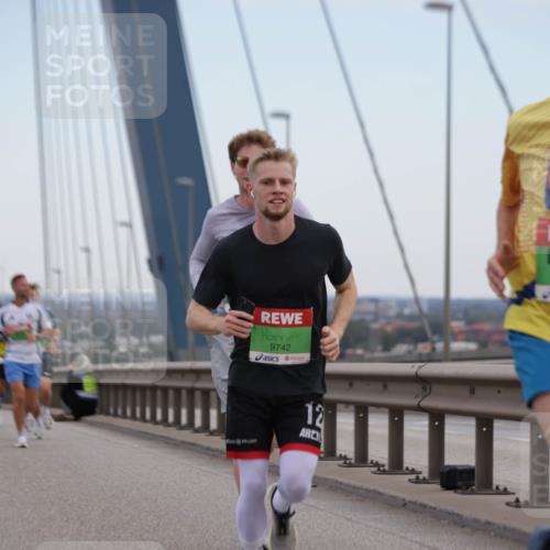03.10.2025 - Köhlbrandbrückenlauf Jannik Wohlers http://msf.ph/oto/9153360 03.10.2025 15:19:13 Position 1 9742, 12, 8861 meine-sportfotos.de