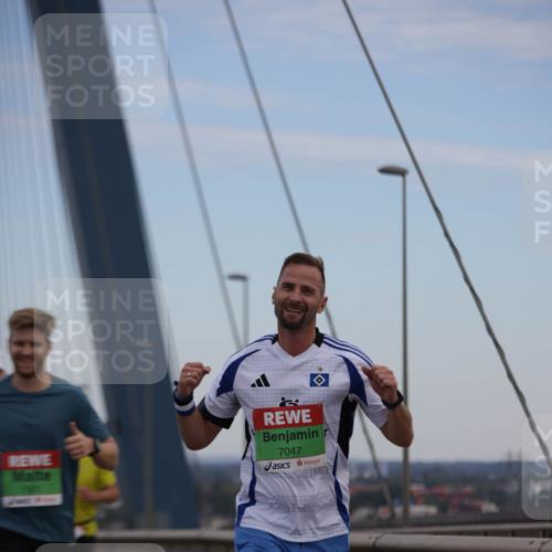 03.10.2025 - Köhlbrandbrückenlauf Jannik Wohlers http://msf.ph/oto/9153414 03.10.2025 15:19:19 Position 1 7047 meine-sportfotos.de
