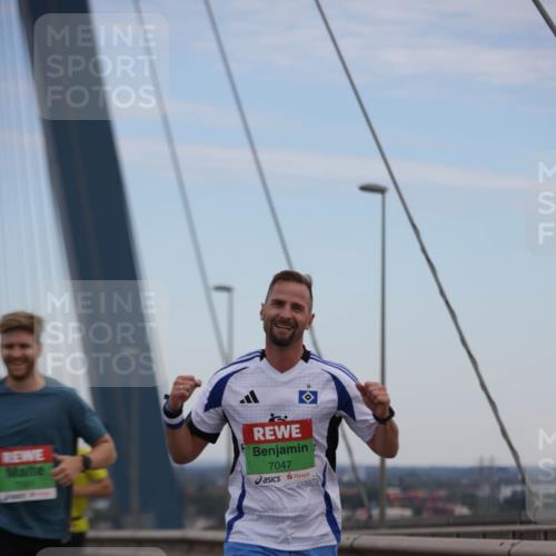 03.10.2025 - Köhlbrandbrückenlauf Jannik Wohlers http://msf.ph/oto/9153416 03.10.2025 15:19:19 Position 1 7047 meine-sportfotos.de
