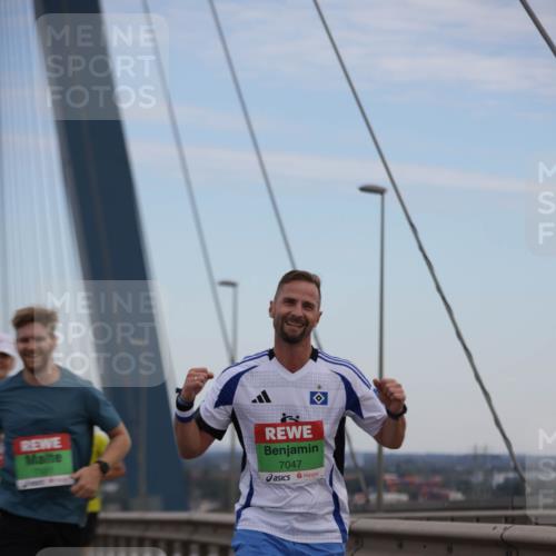 03.10.2025 - Köhlbrandbrückenlauf Jannik Wohlers http://msf.ph/oto/9153418 03.10.2025 15:19:19 Position 1 77181, 7047 meine-sportfotos.de