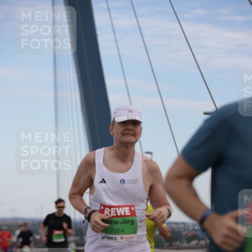 03.10.2025 - Köhlbrandbrückenlauf Jannik Wohlers http://msf.ph/oto/9153460 03.10.2025 15:19:21 Position 1 7054 meine-sportfotos.de