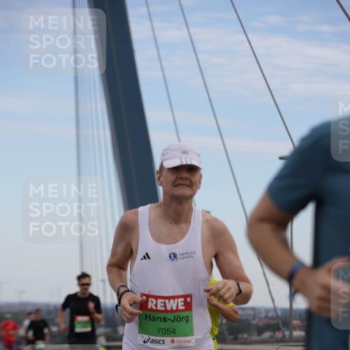 03.10.2025 - Köhlbrandbrückenlauf Jannik Wohlers http://msf.ph/oto/9153462 03.10.2025 15:19:21 Position 1 7054 meine-sportfotos.de