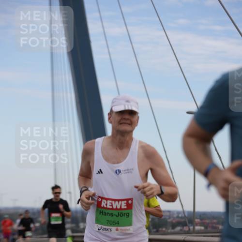 03.10.2025 - Köhlbrandbrückenlauf Jannik Wohlers http://msf.ph/oto/9153464 03.10.2025 15:19:21 Position 1 7054 meine-sportfotos.de