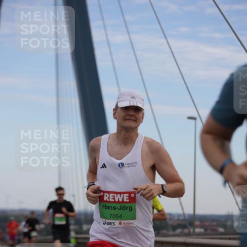 03.10.2025 - Köhlbrandbrückenlauf Jannik Wohlers http://msf.ph/oto/9153466 03.10.2025 15:19:21 Position 1 7054 meine-sportfotos.de