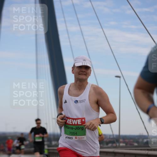 03.10.2025 - Köhlbrandbrückenlauf Jannik Wohlers http://msf.ph/oto/9153468 03.10.2025 15:19:21 Position 1 7054 meine-sportfotos.de