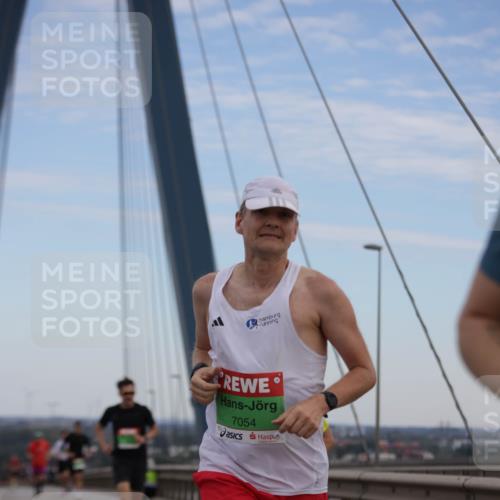 03.10.2025 - Köhlbrandbrückenlauf Jannik Wohlers http://msf.ph/oto/9153470 03.10.2025 15:19:21 Position 1 7054 meine-sportfotos.de