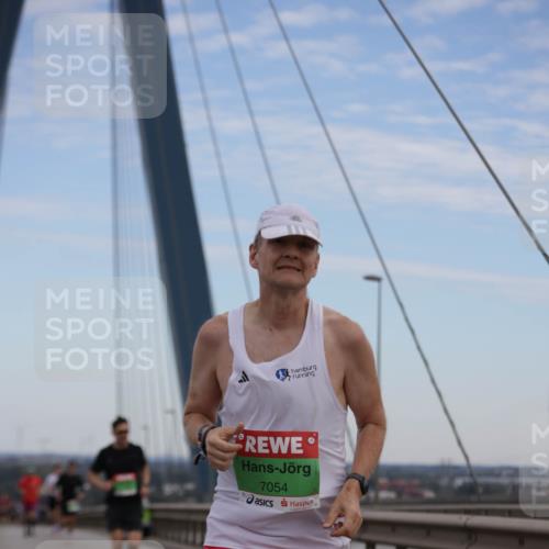 03.10.2025 - Köhlbrandbrückenlauf Jannik Wohlers http://msf.ph/oto/9153474 03.10.2025 15:19:21 Position 1 7054 meine-sportfotos.de