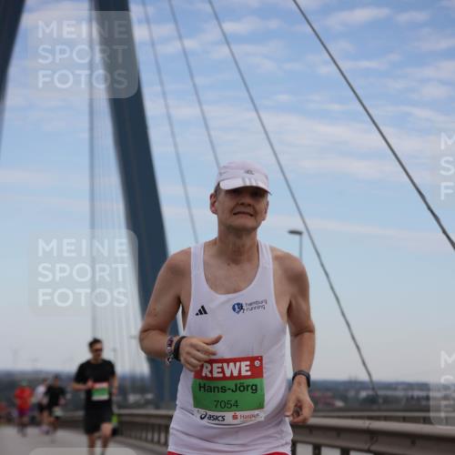 03.10.2025 - Köhlbrandbrückenlauf Jannik Wohlers http://msf.ph/oto/9153476 03.10.2025 15:19:21 Position 1 7054 meine-sportfotos.de