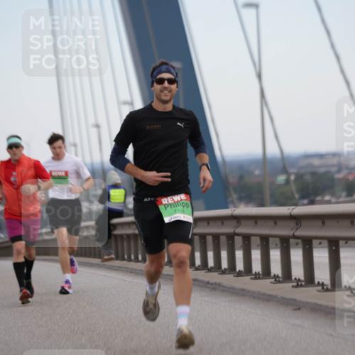03.10.2025 - Köhlbrandbrückenlauf Jannik Wohlers http://msf.ph/oto/9153540 03.10.2025 15:19:27 Position 1 7118 meine-sportfotos.de