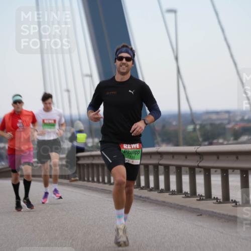 03.10.2025 - Köhlbrandbrückenlauf Jannik Wohlers http://msf.ph/oto/9153546 03.10.2025 15:19:27 Position 1 7118 meine-sportfotos.de