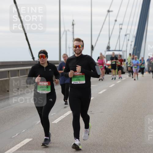 03.10.2025 - Köhlbrandbrückenlauf Jannik Wohlers http://msf.ph/oto/9153569 03.10.2025 16:04:24 Position 1 7900, 8586, 8563 meine-sportfotos.de