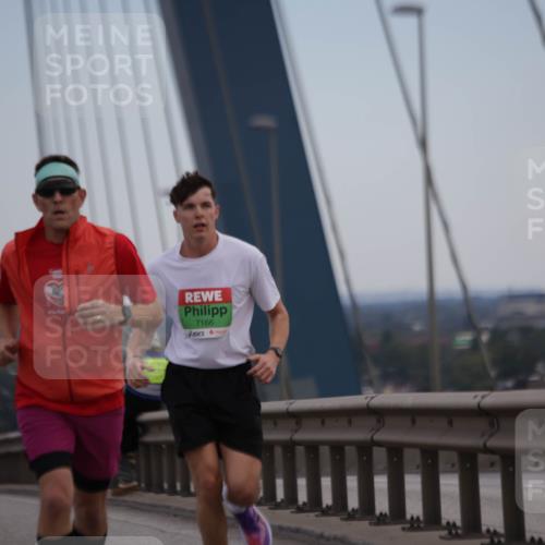 03.10.2025 - Köhlbrandbrückenlauf Jannik Wohlers http://msf.ph/oto/9153592 03.10.2025 15:19:29 Position 1 7166 meine-sportfotos.de