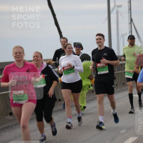 03.10.2025 - Köhlbrandbrückenlauf Jannik Wohlers http://msf.ph/oto/9153653 03.10.2025 16:04:35 Position 1 914, 8454, 7706, 7877 meine-sportfotos.de