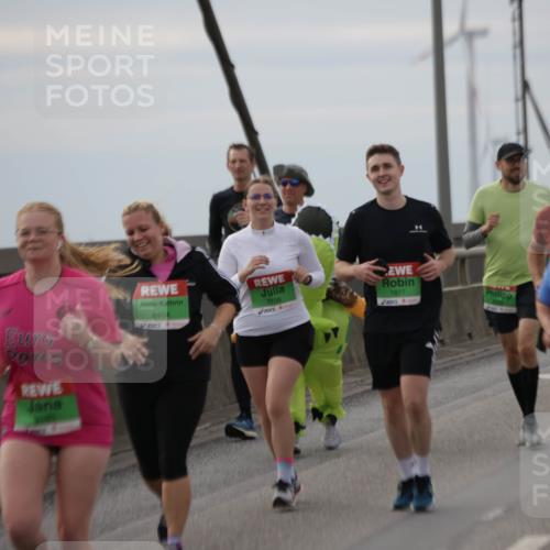 03.10.2025 - Köhlbrandbrückenlauf Jannik Wohlers http://msf.ph/oto/9153661 03.10.2025 16:04:35 Position 1 200, 8454, 7706, 7877 meine-sportfotos.de
