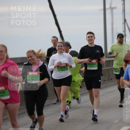 03.10.2025 - Köhlbrandbrückenlauf Jannik Wohlers http://msf.ph/oto/9153663 03.10.2025 16:04:35 Position 1 8454, 7706, 7877 meine-sportfotos.de